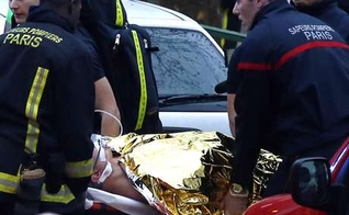 Equipes de socorro ajudam vítimas de ataques terroristas na França