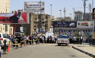Autoridades de segurança inspecionam a cena da explosão de um carro-bomba em uma ponte, no bairro de Zamalek (Cairo)