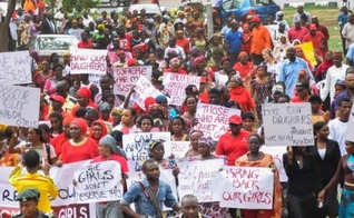 Manifestantes saem às ruas da Nigéria para protestar contra o sequestro de 250 meninas, capturadas pelo Boko Haram.