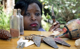 Mulher queniana diante dos instrumentos utilizados na Mutilação Genital Feminina (MGF).