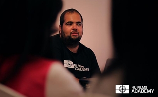 Miguel Nagle, diretor do filme "Metanoia - Mães de Joelhos, Filhos de Pé", ministrando aula.