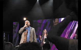 Pastor Mike Hutchings durante ministração em igreja nos Estados Unidos. (Foto: Rachel Hutchings)