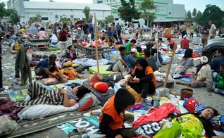 Mais de 200 mil pessoas estão necessitando de ajuda, após um terremoto seguido de tsunami atingir a Indonésia. (Foto: Muhammad Rifki/AFP)