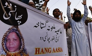 Muçulmanos exigem que Asia Bibi seja enforcada. (Foto: Sunshine Coast Daily)