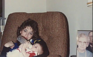 Valerie Gatto quando era bebê nos braços de sua mãe, Theresa. (Foto: Arquivo pessoal)