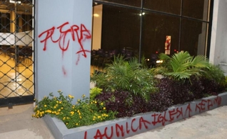 A igreja Centro Cristão de Avivamento, na cidade de Resistencia, capital de Chaco, foi vandalizada. (Foto: Chaco Online)