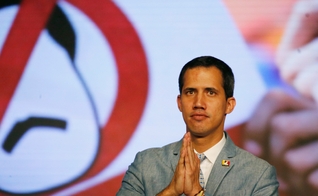 Autoproclamado presidente da Venezuela, Juan Guaidó, cumprimenta estudantes universitários em Caracas. (Foto: Ariana Cubillos/AP)