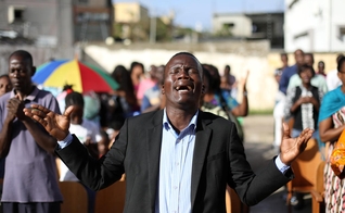 Cristãos durante culto depois que sua igreja foi destruída pelo ciclone Idai, em Moçambique. (Foto: Reuters/Siphiwe Sibeko)