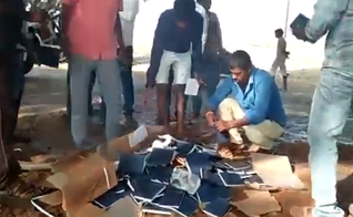 Radicais hindus queimam cerca de 1000 Bíblias em praça pública. (Foto: Reprodução/Twitter)