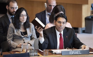 Embaixador israelense, Danny Danon, segura a Bíblia em reunião do Conselho de Segurança da ONU em Nova York. (Foto: EFE/Evan Schneider/ONU)