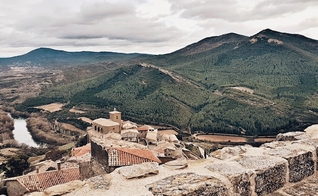 Um vilarejo na região norte de Navarra, na Espanha. (Foto: Cecilia Rodríguez/Unsplash)