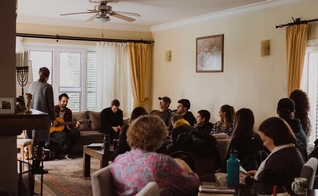 Cristãos reunidos em semanas de imersão de estudo bíblico no Oriente Médio. (Foto: Frontiers Alliance International)