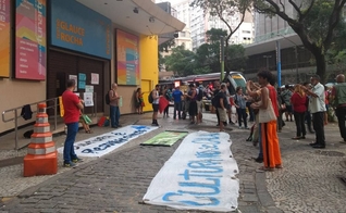 Manifestantes em frente ao Teatro Glauce Rocha, no Centro do Rio. (Foto: Karen Garcia/Agência O Globo)
