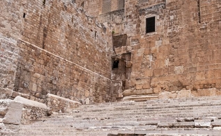 Antiga rua construída por Pôncio Pilatos termina perto das escadas no sul do Muro das Lamentações. (Foto: Shutterstock)