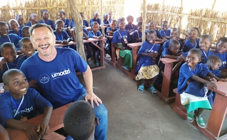 Crianças acompanhadas do pastor Marcos Corrêa, diretor do Guiame e coordenador do Projeto Umodzi. (Foto: Guiame)
