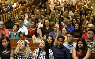 Culto no Templo Central da Assembleia de Deus, em Belém (PA). A região Norte é a que tem a maior proporção de evangélicos. (Foto: Thiago Gomes/Folhapress)