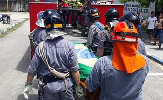 Bombeiros fizeram um cortejo fúnebre em homenagem ao cabo Moraes. (Foto: Carlos Nogueira/ A Tribuna Jornal)