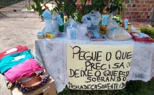 Dalci de Lima montou uma mesa em frente à sua casa com doações para aqueles que perderam renda. (Foto: Arquivo pessoal)