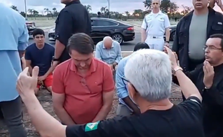 Jair Bolsonaro recebe orações em frente ao Palácio da Alvorada. (Foto: Divulgação)
