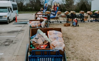 Igreja nos EUA está se mobilizando para alimentar famílias que perderam renda. (Foto: Victory Church)