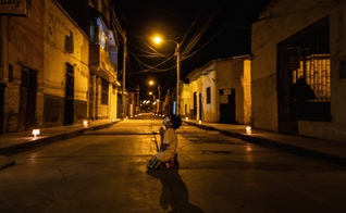 Imagem de menino orando ajoelhado viralizou depois de ser postada no Facebook. (Foto: Claudia Mora Abanto)