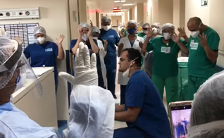 Médico faz oração durante plantão no hospital Abelardo Santos, em Belém. (Foto: Reprodução)