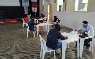 Beneficiários são orientados por voluntários dentro da igreja. (Foto: Primeira Igreja Batista de Pinheiros)