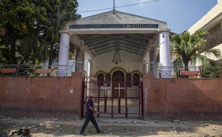 Homem passa em frente a Igreja Batista (Foto: Getty Images/Yawar Nazir)