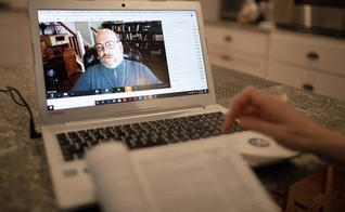 Transmissão online da escola dominical de uma igreja em Nashville, no Tennessee (EUA). (Foto: Mike DuBose/UM News)