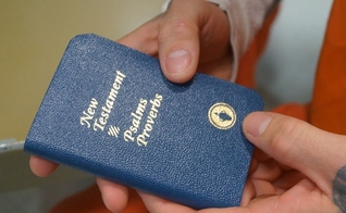 Os Gideões são uma organização internacional que há mais de um século distribuem Bíblias em locais como escolas, presídios, hotéis e diversos outro locais. (Foto: Clare More Daily Progress)