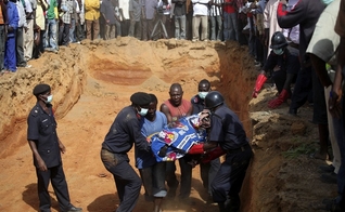 Vala comum na vila de Dogo Nahawa, na Nigéria. (Foto: Reuters/Akintunde Akinleye)