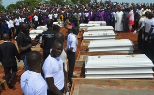Cristãos mortos em ataques são sepultados na Nigéria. (Foto: Intersociety)