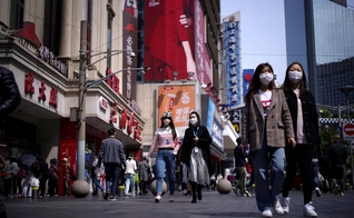 Pessoas usam máscaras em meio ao surto de Covid-19 em Xangai, na China. (Foto: Reuters/Aly Song)