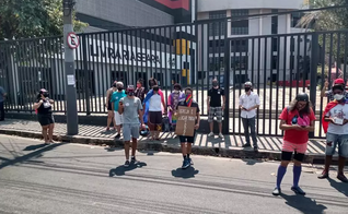 Cerca de 30 pessoas participaram do protesto na porta da Igreja da Lagoinha. (Foto: Divulgação/O Tempo)