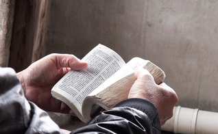 O relato bíblico que relata o momento em que Jesus defende uma mulher adúltera do apedrejamento foi alterada em um livro chinês. (Foto: Portas Abertas / EUA)