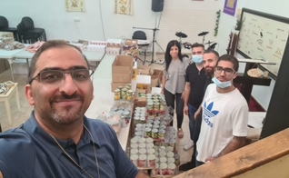 O pastor Saleem Shalash e voluntários da igreja se preparando para a distribuição de alimentos (Foto: Home of Jesus the King Church)