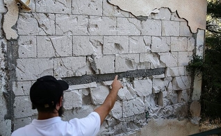 Danos causados ​​a casas na cidade de Tiberíades, no norte de Israel, depois que terremotos sacudiram a região em 9 de julho de 2018. (Foto: David Cohen/Flash90)