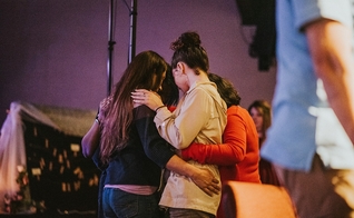 Mulheres no evento Love Overcomes, promovido em fevereiro de 2020. (Foto: Facebook/Lavished Ministries Inc)