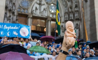 Manifestante pró-vida segura boneco de feto em protesto contra aborto. (Foto: Marcha Pela Vida Brasil)