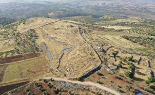 Vista aérea do local bíblico do altar de Josué no Monte Ebal, em Israel. (Foto: Shuki Levine)