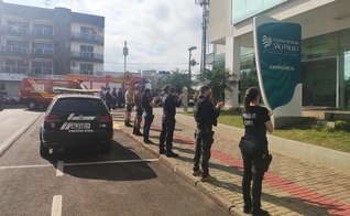Policiais civis e militares e bombeiros fizeram uma oração em frente ao Hospital Regional São Paulo. (Foto: Alessandra Bagattini/Lance Notícias)