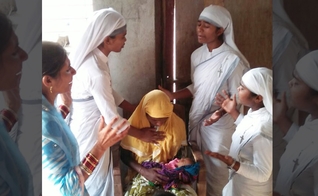 Arleta recebeu oração de missionárias conhecidas como Irmãs da Compaixão. (Foto: Gospel for Asia)