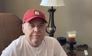 Bob Dawson, sobrevivente de um quadro grave de Covid-19. (Foto: Kristy Bock/Neuse News)