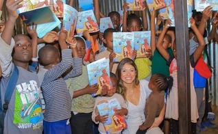 Julia Malucelli durante distribuição do livro ‘A Rainha Ester’ no Quênia. (Foto: Divulgação)