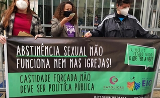 Grupos feministas protestam contra projeto que prevê abstinência sexual. (Foto: Reprodução/Instagram)