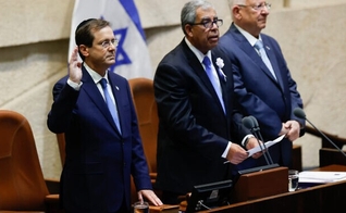Eleito 11º presidente de Israel, Isaac Herzog (à esquerda) faz juramento sobre a Bíblia. (Foto: Yonatan Sindel / FLASH90)