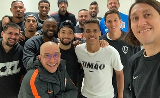 O pr. Vagner Lopes (abaixo) liderava cultos com jogadores do Corinthians. (Foto: Instagram)