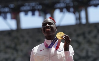 Athing Mu durante a cerimônia da medalha dos 800 metros femininos nos Jogos Olímpicos de 2021. (Foto: AP)