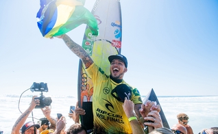 Gabriel Medina comemora o título em Lower Trestles. (Foto: Pat Nolan/World Surf League)