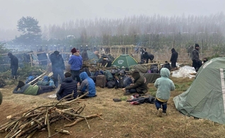 Refugiados e migrantes presos na fronteira com a Bielorússia. (Foto: ACNUR/Katsiaryna Golubeva)